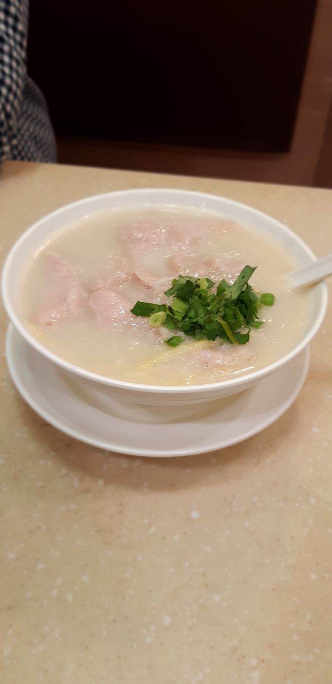 お肉の入ったお粥<br /><br />４回目にして初めてのお粥でしたが美味しくいただきました<br /><br />すこし塩辛いかな？