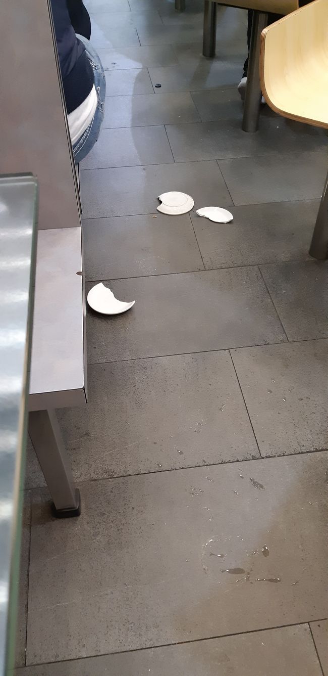 カウンターから10枚ぐらいお皿が飛んできて撒き散らして危なかったのですが謝りもしないし店員同士が言い争いを始めて意味わかんない<br /><br />落ちたお皿拾うのかと思ったら誰も拾わないし足で蹴るだけ<br /><br />ありえない