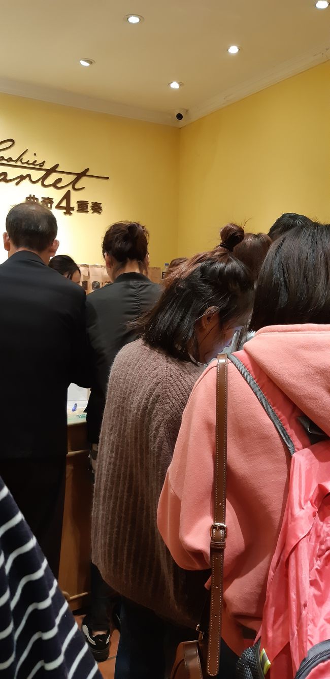 どんどんお客さんも増えてきてこんな感じです<br /><br />ここの店員さんはいつも親切丁寧でいいですね(^o^)