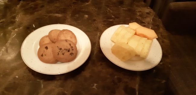 ラウンジでクッキーとパイナップル