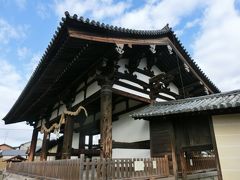 奈良時代に建てられた歴史的建造物、「転害門」です。