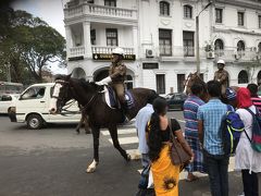 ホテル前では、騎馬警官が交通整理しています。
