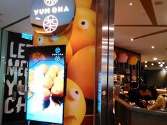 どのガイドブックにも必ず紹介されている「飲茶」。滞在中にどこかのお店に行こうと思っていたら、ランガムプレイスのフードコートの一角にあったので、喜んで入りました。メニューは写真が多く、欲しいものの欄に注文数を記入してスタッフに渡すスタイルなので気楽にオーダーできます。