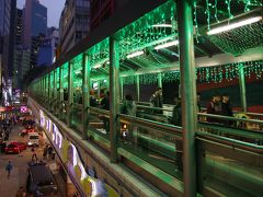 飛行機は21時過ぎに出発しますが時間はこの時まだ17:30。
KHちゃんが香港人の生活がみてみたいと言っていたので、ミッドレベルエスカレーターに案内しました。
上に登って行きます。