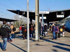 1時間半弱でコインブラB駅に到着。
ここから一駅先のコインブラ駅に向かう列車に乗り換えるのですが、列車はなかなかやって来ません。
そもそもどこで待てばいいのかさっぱりです。
一旦駅舎に入り、発着案内のモニターを見ますが、予定時刻での記載なので、順番がどうやら違うらしい。しかもホームの並びが８番線の向かいが２番線でその並びが１番線、その反対は３番線…わからんわ！アナウンスは急行・特急は英語でもありますが、ローカル線はポルトガル語のみ。
周りの観光客然とした人たちも困惑気味。それでも３本目にやって来た明らかなローカル列車に乗り込みます。