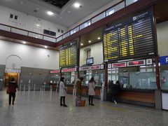 気を取り直し、カンパニャン駅のカウンターで予約したチケットを見せると「次の特急に変更するなら、0.5ユーロ払って。あと、1時間15分後に出る次の電車はミールがないので、予約してあった朝食はキャンセルよ。」と。
そう、朝早いので一等にして朝食を予約していたのですが（てかそのための一等だったのに！）しかもCPが組んだ旅程の列車が運休で乗り遅れたのに、こっちが払うってどういうことだ!?と思ったけど、私と同じトラブルに見舞われた人もそこそこ後ろに並んでいる時に70円のことでネチネチやるのも不毛だし、多分地元の人にとっては7:30発と書いてあっても、もっと早くに出るのが常識なのでしょう。
遅れが約1時間程度なのはラッキーですが、早朝無味乾燥なカンパニャンの駅で1時間待つのはちょっと退屈。
待合室の椅子が冷たくて辛かったので、駅カフェでカプチーノをテイクアウトし、あたりをうろうろしました。ヨーロッパはほとんどイギリス英語だけど、ポルトではtake away は聞き返され、to go の方が通じる。昨日パンを買ったカフェもそうだったなあ。
列車が来る前にお手洗いへ。50c を投入してバーを回すタイプの改札式。私は有料で管理の行き届いているトイレの方が、無料の残念トイレよりも断然良い派。ここは清潔で広くて良かったです。