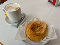 旧カテドラル前のカフェで、パォン・デ・ローとメイア・ド・レイテで軽食。