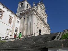 この急な階段を上って、新カテドラルへ。