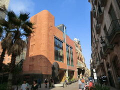 カタルーニャ音楽堂。
Palau de la Música Catalana
サン・パウ病院とともに世界遺産に登録されたカタルーニャ音楽堂。
今回は外からのみ。
手前に不気味な顔の像が。