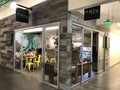 ハワイ・ワードエリア『サウスショア・マーケット』
【Nalu Health Bar & Cafe】

2017年の夏にオープンしたヘルシーカフェ【ナル・ヘルスバー＆カフェ】
の写真。

アサイーボウルで有名。カイルアに本店があります。

http://naluhealthbar.com/