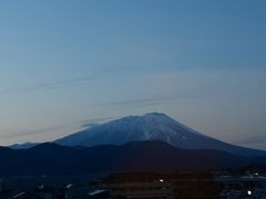 新幹線でまもなく盛岡駅に到着する頃に見えた岩手山の夕景