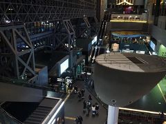 ●京都駅ビル大階段＠京都駅ビル

今年も何回、この場所を行き来するのだろう。
馴染みのある場所で、お正月らしいシーンに出合えました。