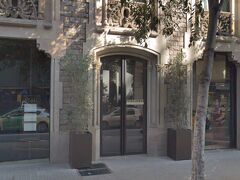 ホテルで休憩した後は待望のレストランへ
ドレスアップして行きます。

レストランオススメ記事を拝見してから、
絶対 行きたい、食べたい！
と心に決めた天下御免の三ッ星レストラン ラサルテ。
http://kamimura.com/?p=7251

ホテルから徒歩で5分です。
慣れないハイヒールでも辛くいない距離
高級ホテル モニュメントの一階にレストランはあります。

予約時間ぴったりに行ったところ、まだドアも開いとらんがな！

アジア系カップル、ヨーロッパ系カップルと共にオープンを待ちました。
?うーん、予約より五分くらい遅れて行った方がエレガントなのかも？