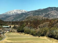 それでも名古屋を過ぎた辺りから晴れてきて・・・♪

伊吹山がきれいに見えました。
まだ残雪があって寒そうですが、初夏ともなると高山植物の宝庫と言われますので、いつか行ってみたい山です。
