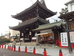 駅名になっている「中山寺」というのはこちら。
宜しければ下記の２０１７年4月に訪ねた時のクチコミをご参照ください。

その時は中山寺へ行くために阪急線の中山観音駅で降りましたが、お寺までの短い距離にいかにも門前らしい古い食堂や喫茶店、土産店がありました。

