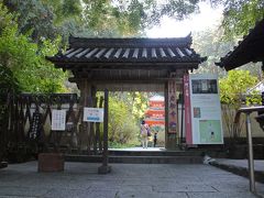 素朴な岩船寺の山門から境内に入ります。