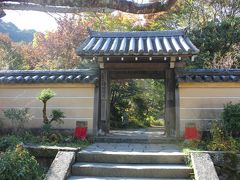 続いて「浄瑠璃寺」へ。
素朴な山門から境内に入ります。