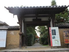 次に「海龍王寺」へ。
築地塀に囲まれた参道の先にある「表門」は、風情ある四脚門です。