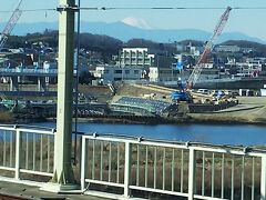 多摩川に架かる橋を渡っていると、右手に富士山が見えました。