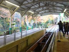 ケーブルカー清流駅

乗っちゃおう！
清流駅（標高201ｍ）ー高尾山駅（標高462ｍ）　
片道＠480円