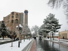 ビビハニム モスクが左手側に見えてきました。
それにしても、人が少なーい！
雪＆寒いさの影響かしら？
道を独占させて頂きました(*^^)v