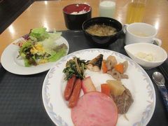 １月２３日午前７時過ぎ。
久米島イーフビーチホテルのレストラン・サバニで朝食。