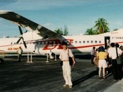 25年前のタヒチへの直行便はAir Franceだけ、週１便。9時間かけてタヒチ島のパペーテに行き、そこからプロペラ機で途中ライアテア島に立ち寄って１時間。ようやくボラボラ島にたどり着きました。パペーテでの待ち時間を含めれば約14時間。長旅だったなぁ。
それに風が強くて、このプロペラ機が揺れたこと揺れたこと！私の人生で一番揺れた飛行機だった。（コレガソノ後ノ人生ヲ暗示シテイタノカ・・・）