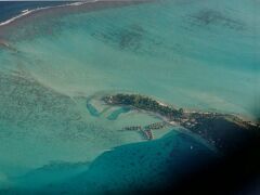 飛行機の窓からこれから泊まるモアナビーチリゾートが見えました。Matira Point と言う岬の付け根にある水上コテージが売りの高級リゾート。ハネムーンなんで奮発しちゃいました。
ボラボラ島の空港はラグーンのモツ（小島）にあります。なので本島のホテルまではホテルからの送迎ボートで移動します。いきなり珊瑚礁の海をモーターボートで渡っていく爽快感！
ちなみにモアナビーチリゾートは今はもうありません。たぶん今のインターコンチネンタル ボラボラ レ モアナ リゾートだと思います。