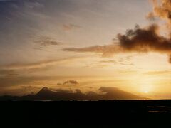 タヒチ最後の夕日はモーレア島からパペーテに戻るフェリーの上で。ベルべデール山の脇に沈んでいきます。
夕食はパペーテの港に並ぶ屋台であれこれチョイス。こういうの好きなんですよ。料理は気取ったフレンチではなく素朴なポリネシアン料理が主。おいしかったですよ。

ホテルに帰ってカクテルタイムにはポリネシアンダンスショーが。おなじみのガタイいい系男性のファイアダンスと、ナイスバディギャルのコシミノココナツブラダンス。会場は大いに盛り上がって、ウチのwifeもステージに呼ばれて懸命に踊っていました。今一さまになっていませんでしたけどね。
明日は明け方には帰国の途に就きます。天気にも恵まれて南国の楽園を満喫した１週間でした。

人生最高の島旅は、人生最高のタイミングじゃないと味わえなかったかも。
再訪したいのは山々だけれど、そう言うタイミングが今後訪れるのかなぁ。。。