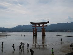 厳島神社まで徒歩。潮が引いてきて、浜にたくさん人が降りてます。