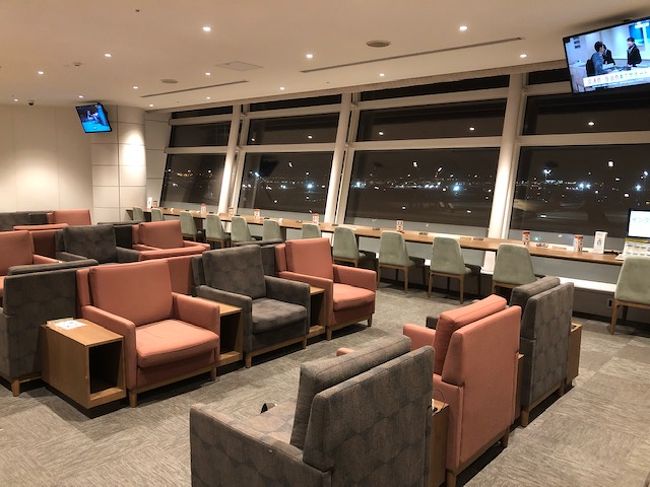 超優秀のHK EXPRESSのアプリにてWebチェックインも完了済。<br />手荷物のみなので出発5時間前でも簡単に出国可能。<br />でSky Loungeに直行。<br /><br />ピーチやらの深夜便組が去った後は１人ぼっちに・・。<br /><br />You Tubeを見ながらあっという間の5時間。<br />喫煙室も併設されていて本当に助かっています。　 