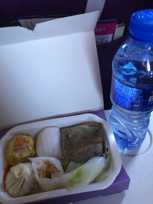 出発30分前から定刻通り搭乗開始。<br />満席ながら本当にテキパキ搭乗で毎回感心します。<br /><br />機内はド満席。復路もド満席。<br />HK EXPRESSはビジネス上手です。<br /><br />今回、初機内食で飲茶セットをオーダー。<br />冷凍ながら味はまずまず。<br />が加熱が不十分で粽の真ん中は凍ってました。残念。<br /><br />うつらうつらしている間に定刻に香港到着。ありがとうHK EXPRESS。<br /><br />が沖止め連絡バスが来ず20分機内待ち。残念。<br /><br />