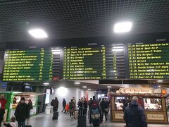 20分弱でブリュッセルのメイン駅ブリュッセル南駅に到着しました。 ここはユーロスターやパリ行きのタリス、ドイツへの ICEの発着がある駅です。列車の出発案内板の大きさからも分かりますね。