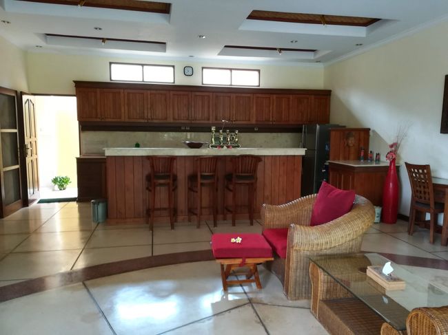 その奥に見えるカウンター<br /><br />バーみたいに見えますね。