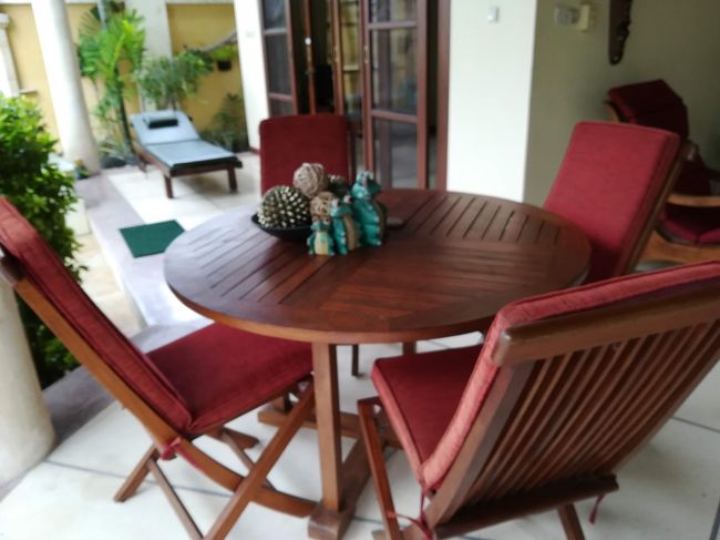 丸テーブルがあります。<br /><br />2個同じようなものが同じような位置に。。。<br />要る？