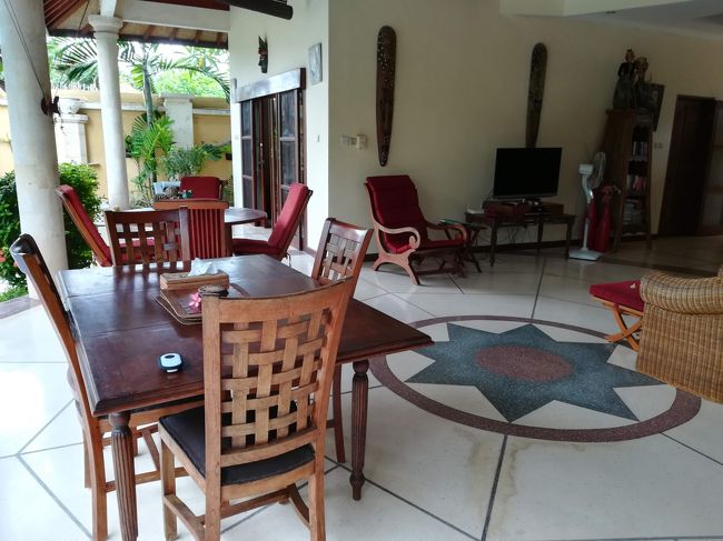 大きなダイニングテーブル<br /><br />でも、その向こうにも、、、