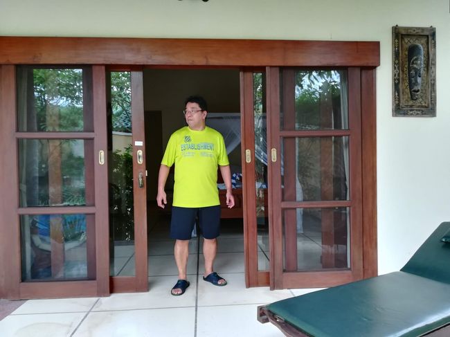 こちらはベッドルームへの入口。<br /><br />手前にデイベッドが2つあります。