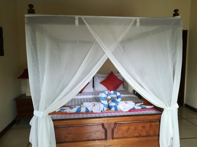 もう1つ同じような写真ですが、こちらはもう1つのお部屋のベッド。<br /><br />はい、２ベッドルームのお部屋でした。<br />ですので、プールもそれなりに大きいのです。<br />ラッキーですね（＾＾）ｖ