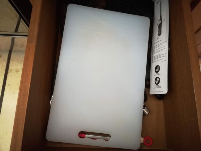 まな板<br /><br />ここに来て、台所仕事しなくてもいいけど、出来るほど、設備は大丈夫そうだ。