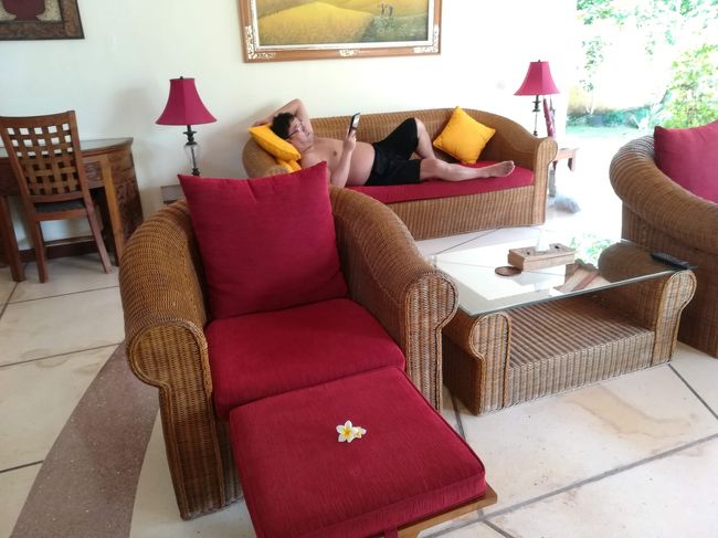 既に寝転がってます