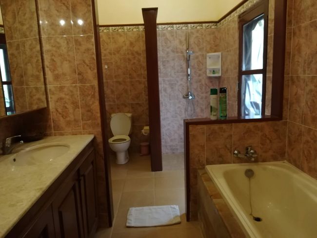 洗面所の迎えにバスタブがあります。<br /><br />そして、その奥にトイレとシャワールーム<br />バスタブとシャワールームの間に明るい所ありますよね。<br />そこ、扉です。