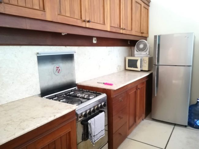 ガスレンジは４つ口。<br /><br />電子レンジに、大きな冷蔵庫。