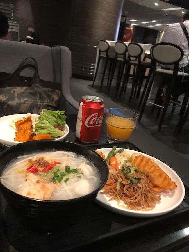恒例の香港特典のPPアライバルラウンジで早目の昼食。<br />定番のフィッシュボールヌードルは安定の美味しさ。<br /><br />最安値プランのA43番バスにて上水駅へ。<br />ほいでMRTで一駅の羅湖駅へ。<br />貧乏旅行の私には一番のルート。<br /><br /><br />