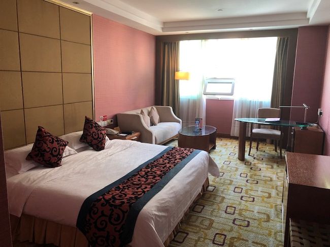 今回、深センのホテルは老街駅D出口1分のZTLホテル。<br /><br />差額が200円でしたので奮発（泣）してデラックスシングルを指定。<br />大正解でした～。バスタブはないものの落着く良いお部屋でした。<br />WiFiも合格。フロントの英語対応も完璧。<br />出発時にクレカデポシットのマイナス明細書もきちんと確認して渡してくれます。