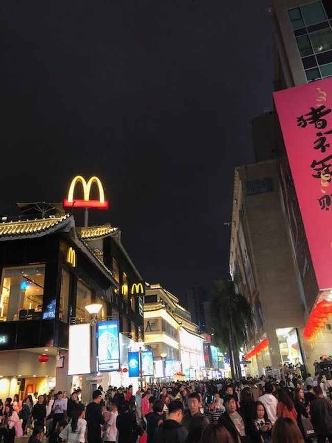 この日は日曜日。<br /><br />華強路でスマホ関連グッズを覗きプラチャカを満喫。<br /><br />ま～凄い人出の東門歩行街。歩いてるだけで人疲れ。<br />睡眠不足もあり夕食はマックで簡単に済ませました。<br />初自動注文機・We Chat Pay決済を試しました。<br />便利～！