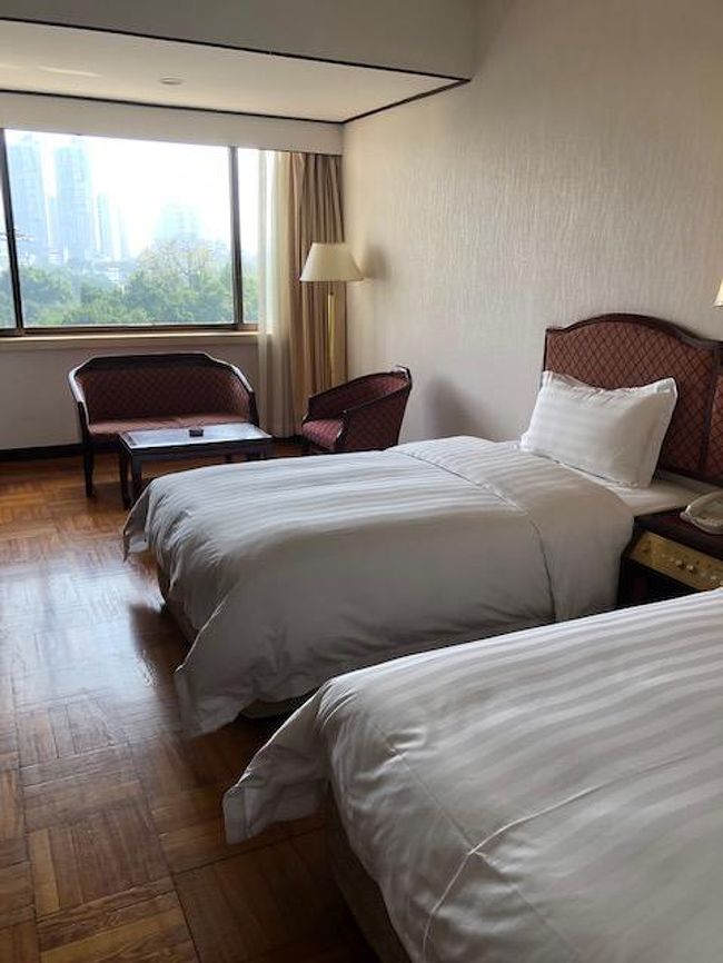 広州でのホテルも毎度お馴染み広州ホテル。<br />海珠広場駅直結の便利な大型ホテル。<br /><br />前回のUP GRADEはなかったです。残念。<br />でもバスタブ付。お湯の出抜群。喫煙可と満足。<br /><br />WiFiも強力。が何故か深センでOKだったVPN接続が出来ません。<br />しばし右往左往。<br />で何故かWe Chatを開いた後はVPN接続OKに。<br />