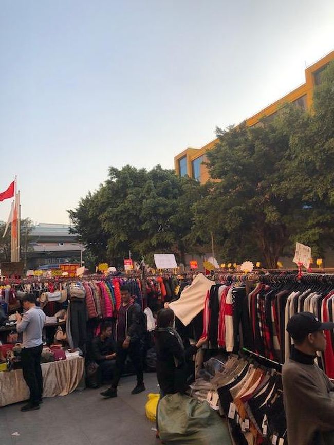 私の広州での主目的は毎度のオベベやらクックの購入。<br />初冬物探し～。<br />この中からの宝探しに服飾問屋街巡り～。<br />やす～。いや～ん。<br />メリノウールのパチパチの某セーターが900円やら。<br />中には横流品と思われる嬉しい品も。<br /><br />6時間飲まず食わずで歩く歩く。<br />我スマートウォッチの歩行距離15・3KM。<br />仕事でこんだけ集中することないだす。