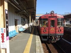 この鉄道の本社がある宮津駅。
列車すれ違いのためしばらく停車。