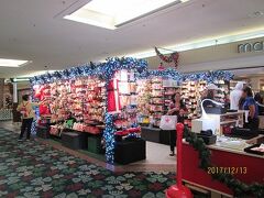 　毎年クリスマスになると，カハラ・モールのロビーに
出現するクリスマスオーナメントのショップ。スペースは
狭いが，商品点数はびっくりするほどの量である。
