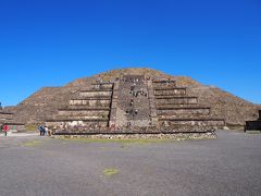 高さ42ｍ、底辺は150ｍ×130ｍで、350年頃に造られた月のピラミッド。
太陽のピラミッドよりも低いが、高低差がある為、両者の頂上の高さは大体同じらしく、位置的はこちらのピラミッドの方が重要だったと想定されています。
後、ここも中にピラミッドが眠っているらしい。
